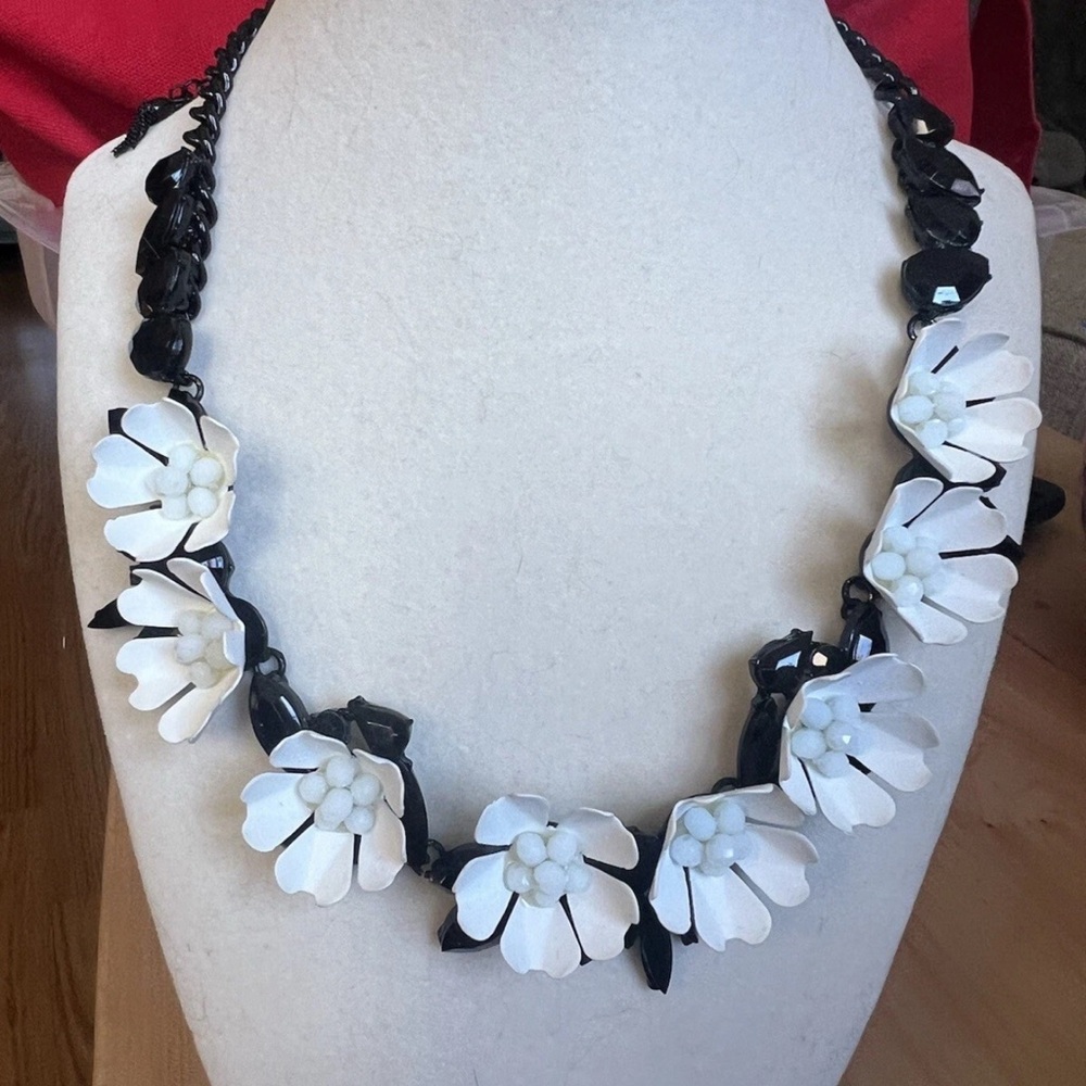 NWT Simply Vera Vera Wang Jet Black And White Floral Crystal Statement Necklace